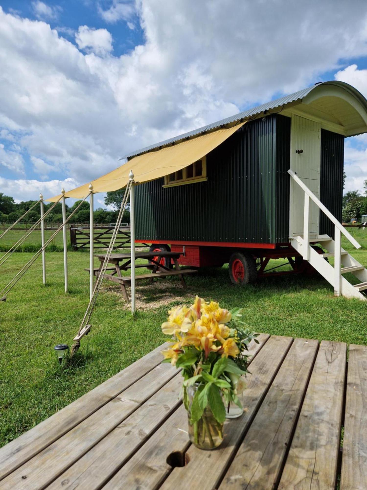 The Delkin Shepherds Huts Castle Combe Kültér fotó